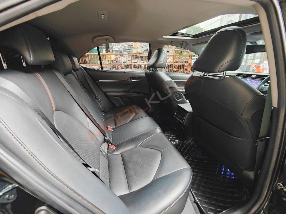 Mobil Toyota Camry 2021