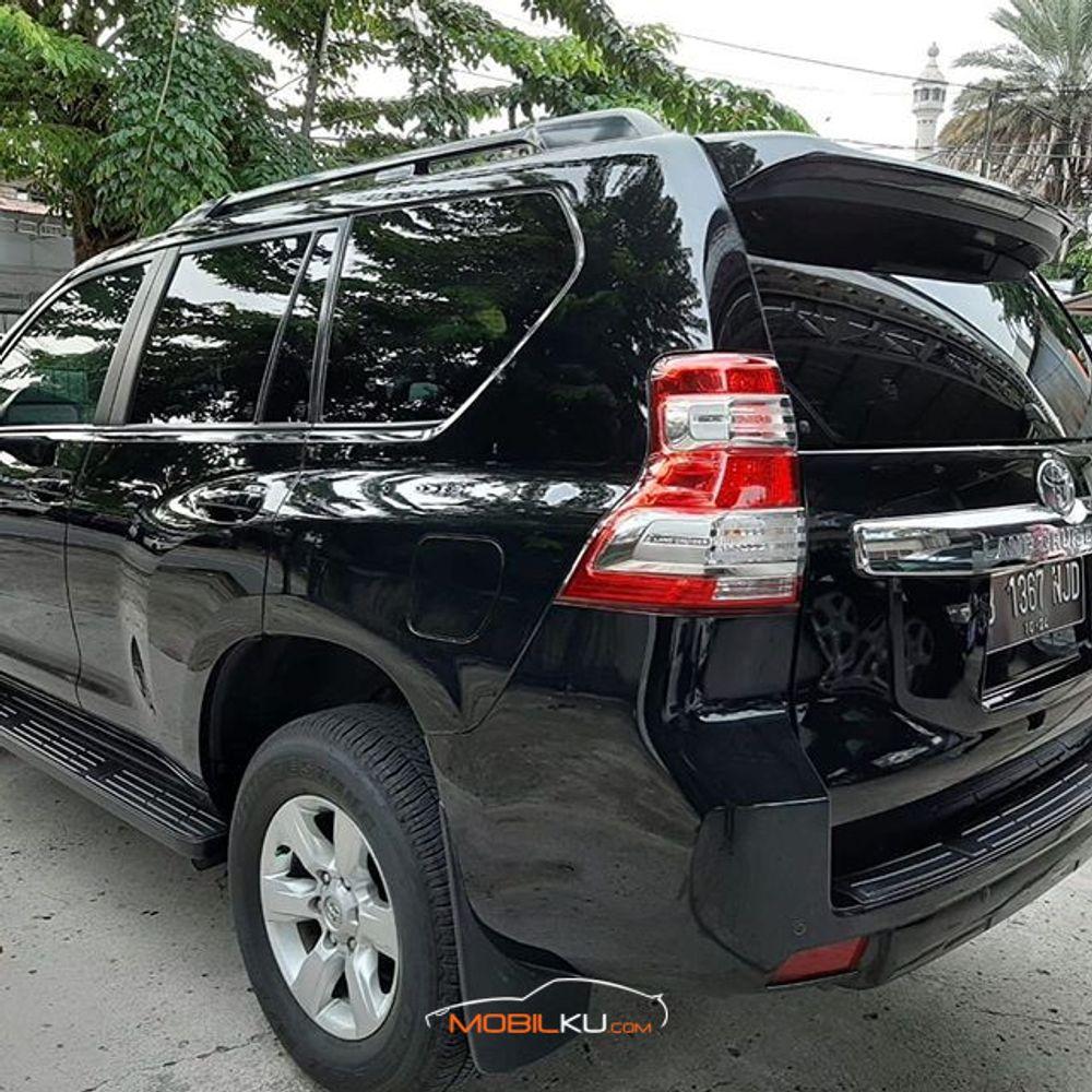 Mobil Toyota Land Cruiser 2014