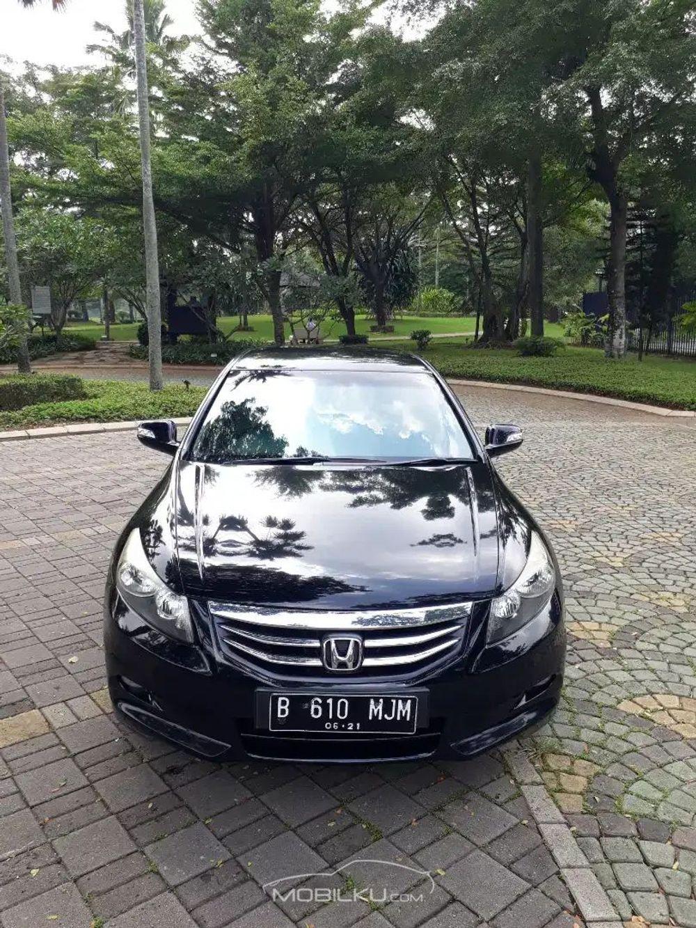 Mobil Honda Accord 2011