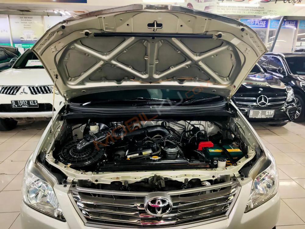 Mobil Toyota Kijang Innova 2012