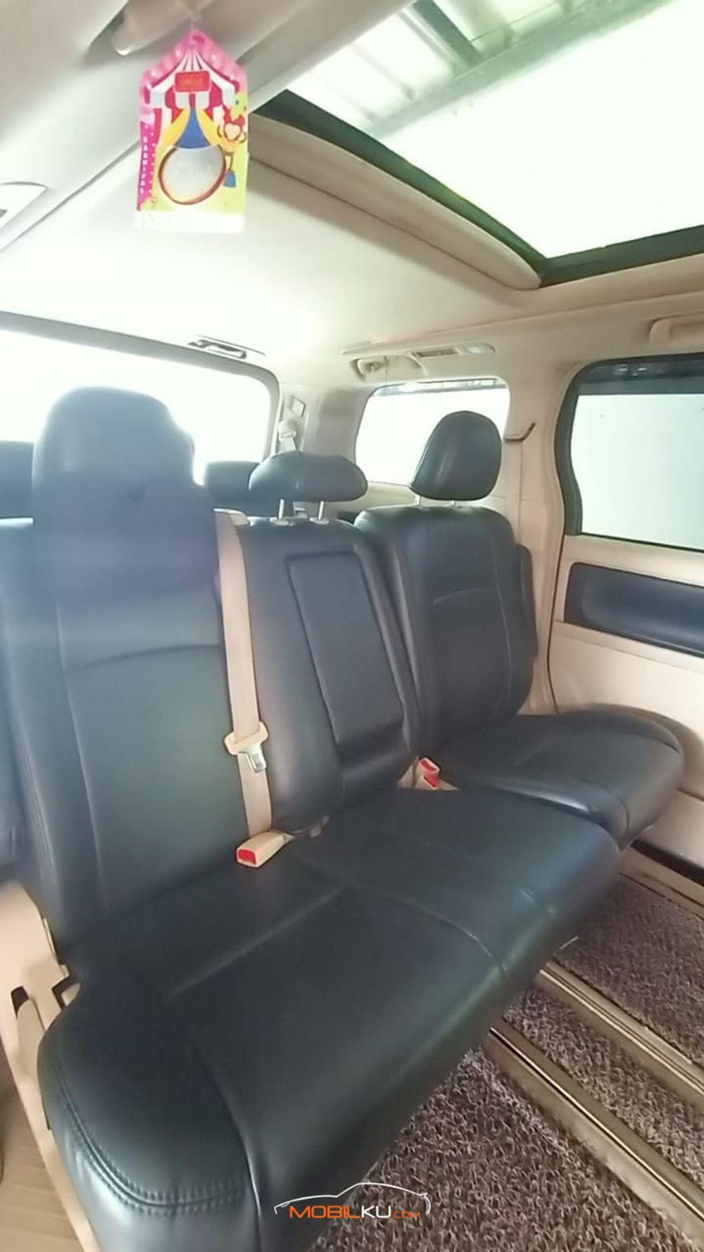 Mobil Toyota Vellfire 2009