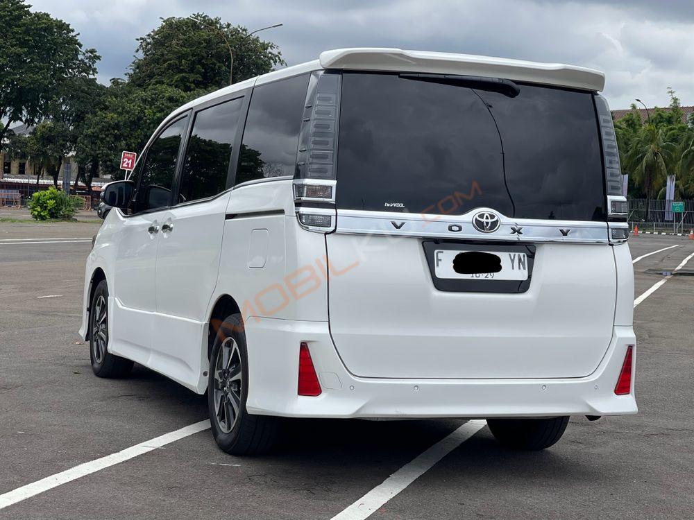 Mobil Toyota Voxy 2019