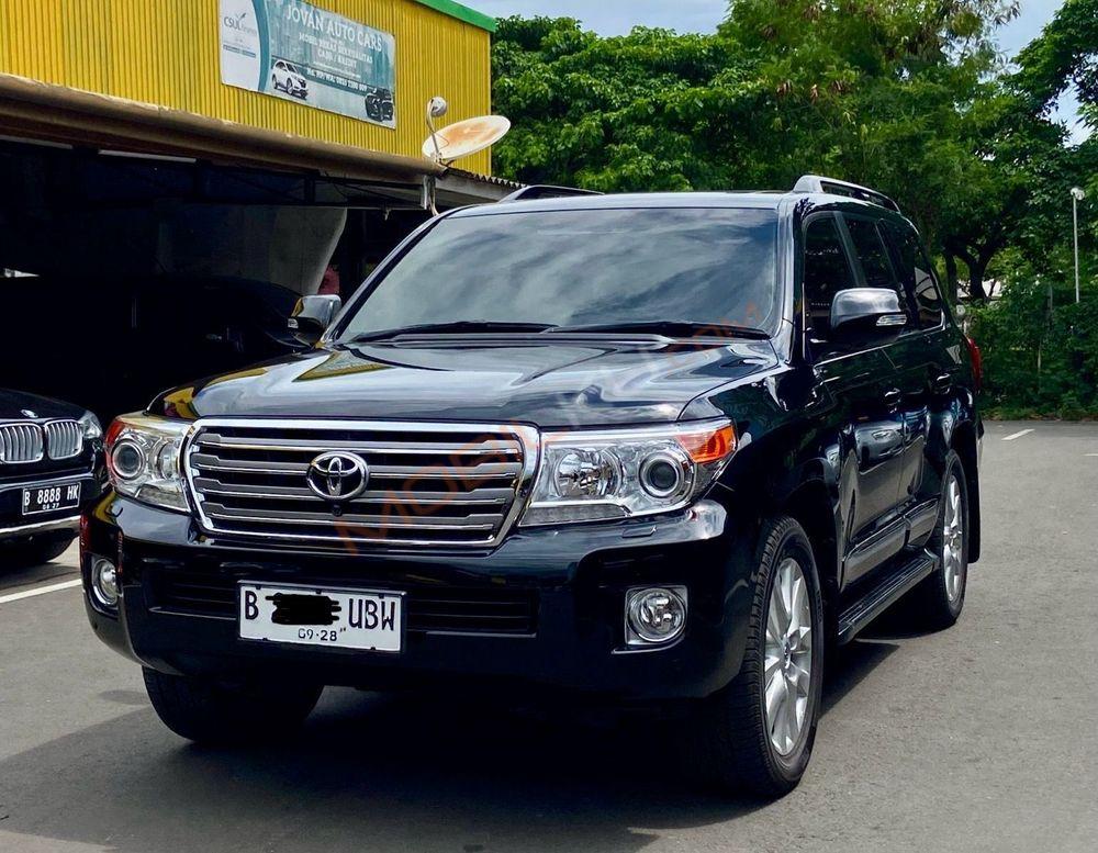 Mobil Toyota Land Cruiser 2013