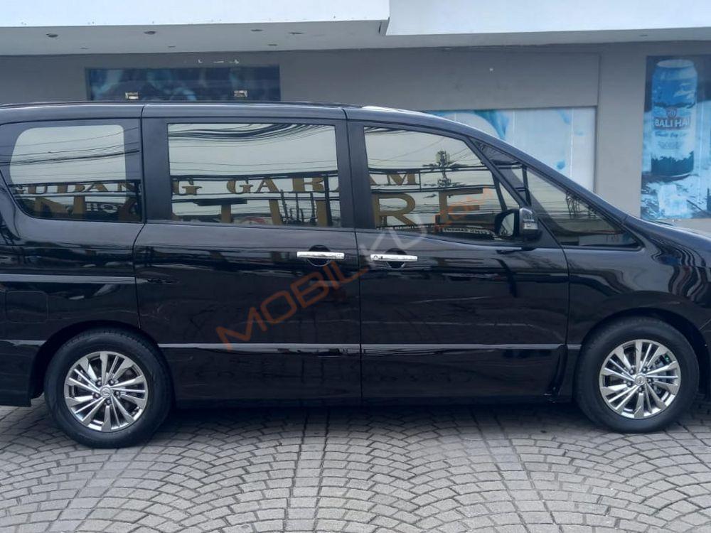 Mobil Nissan Serena 2016