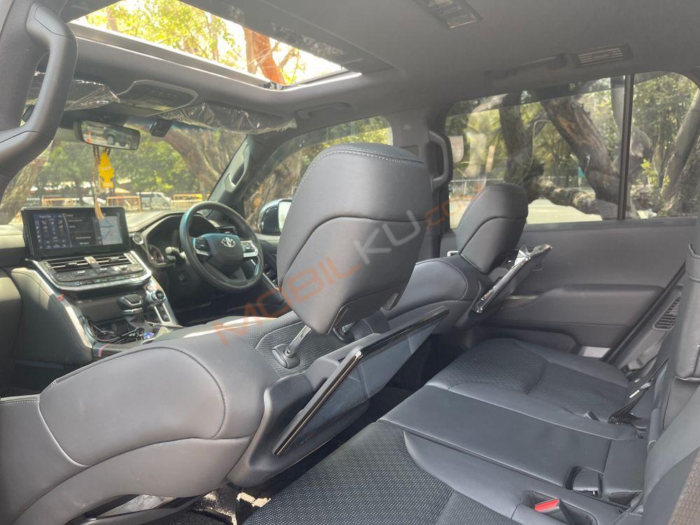Mobil Toyota Land Cruiser 2023