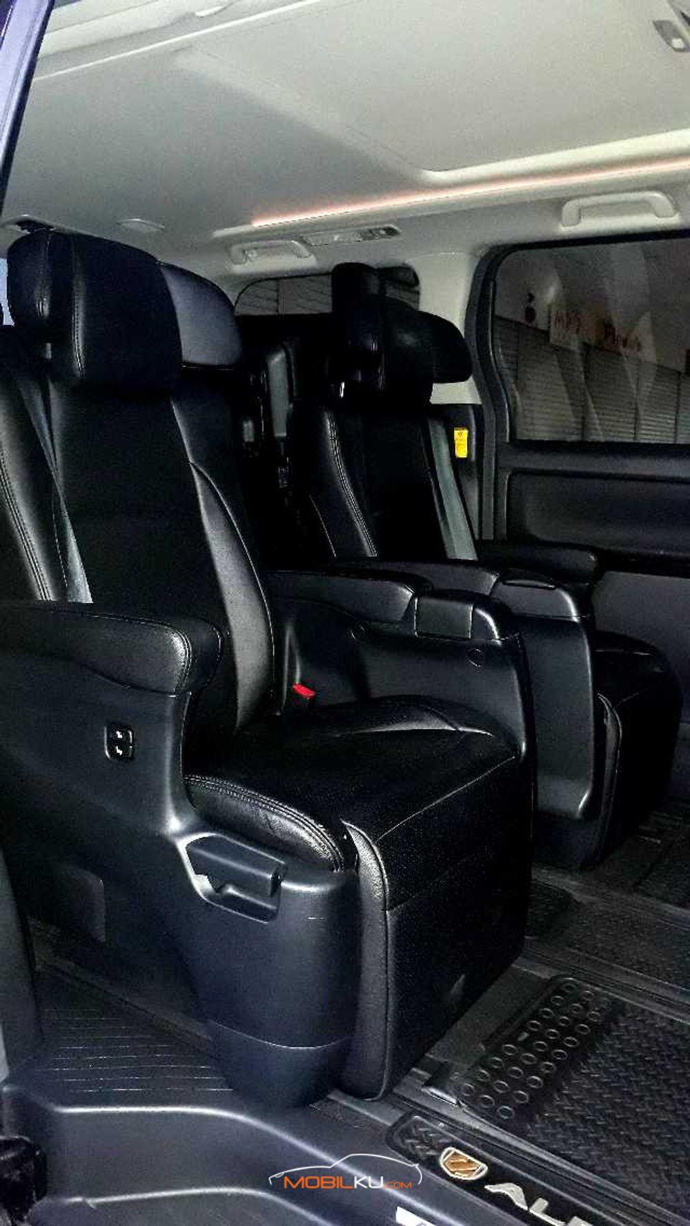 Mobil Toyota Alphard 2014