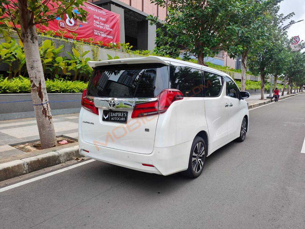 Mobil Toyota Alphard 2011