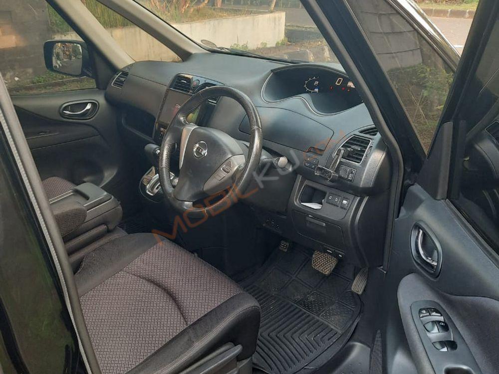 Mobil Nissan Serena 2014