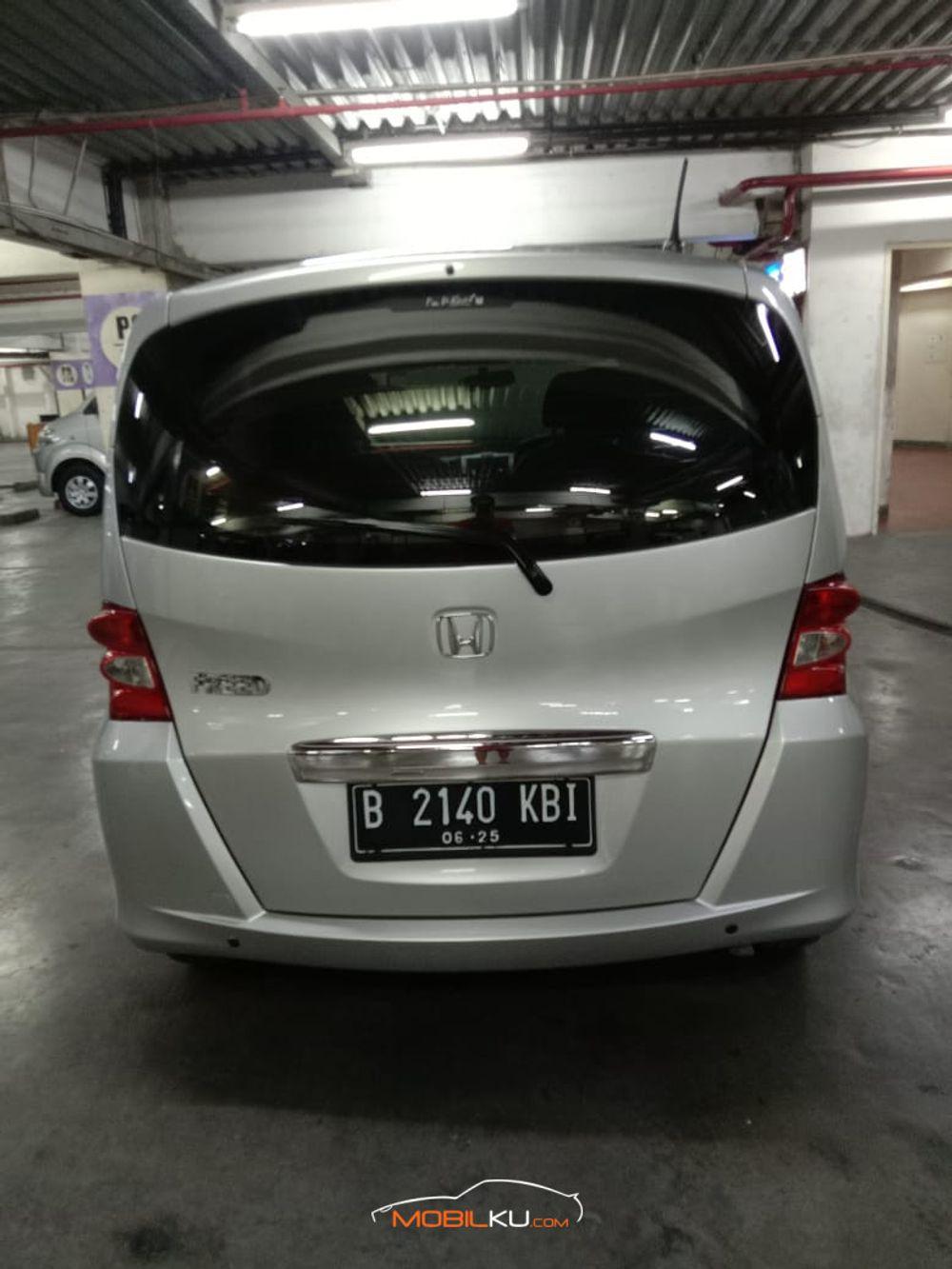 Mobil Honda Freed 2010
