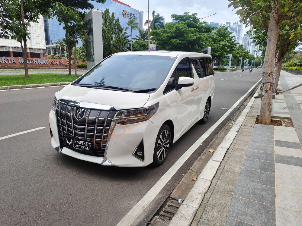 Mobil Toyota Alphard 2011