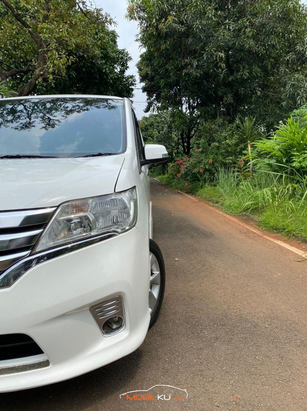 Mobil Nissan Serena 2013