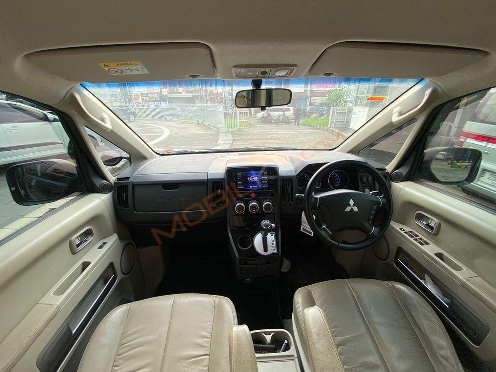 Mobil Mitsubishi Delica 2015