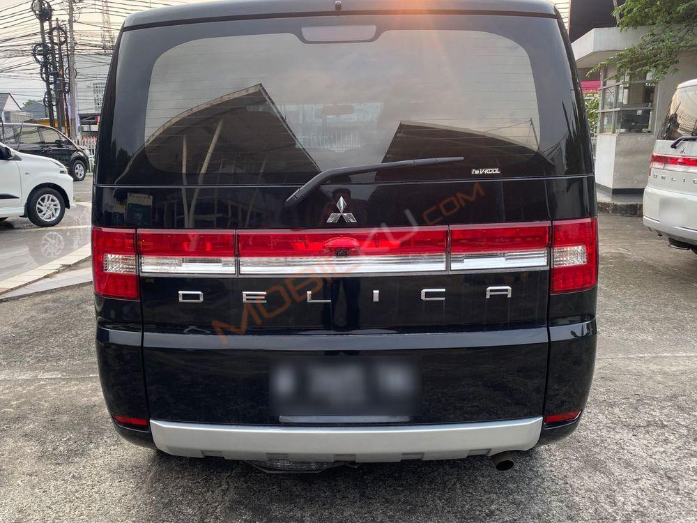 Mobil Mitsubishi Delica 2015