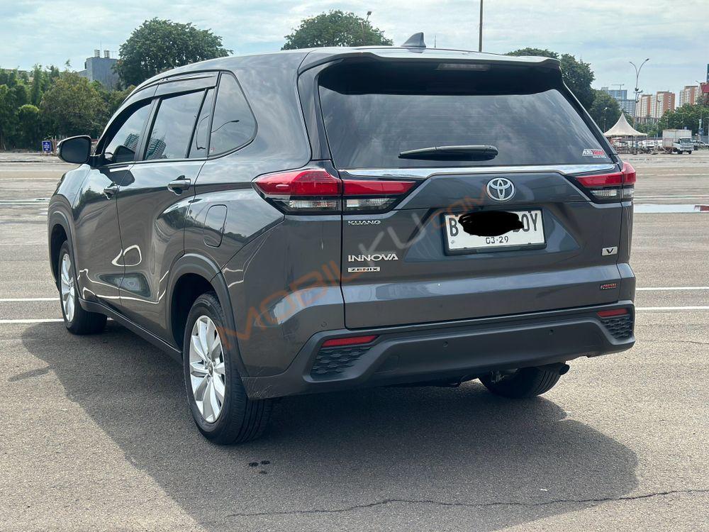 Mobil Toyota Kijang Innova 2024