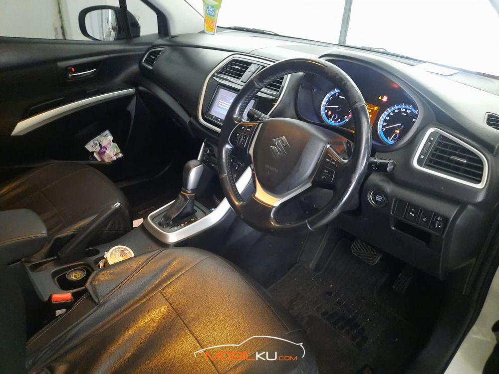 Mobil Suzuki SX4 2017