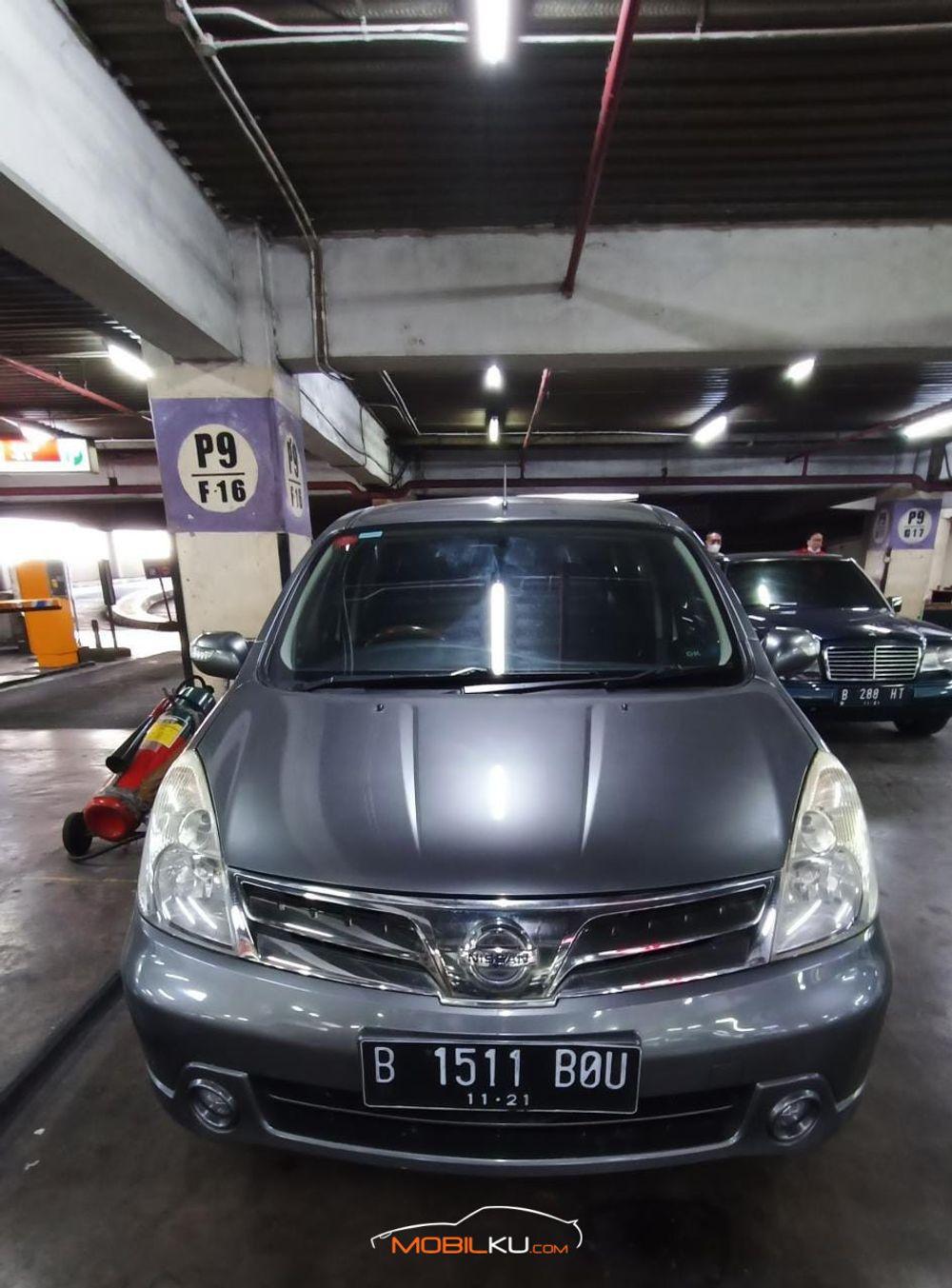 Mobil Nissan Grand Livina 2011