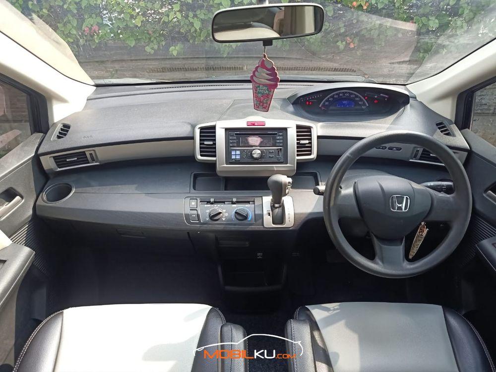 Mobil Honda Freed 2013