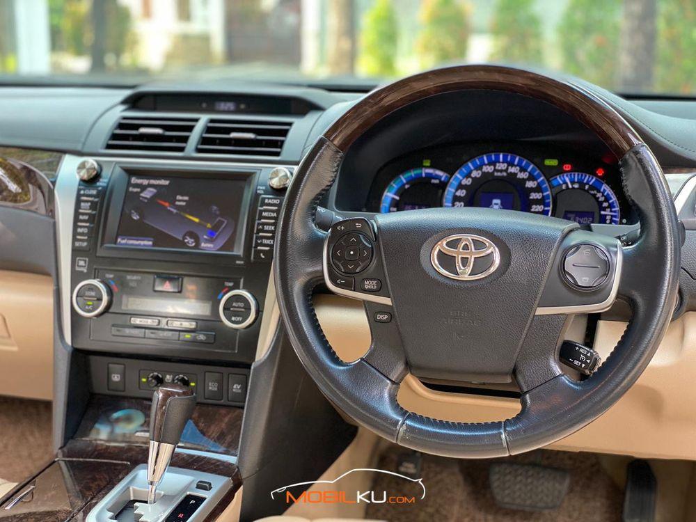 Mobil Toyota Camry 2014