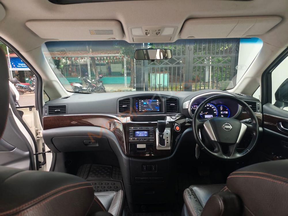 Mobil Nissan Elgrand 2012