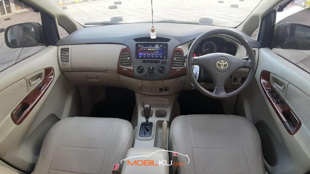 Mobil Toyota Kijang Innova 2010