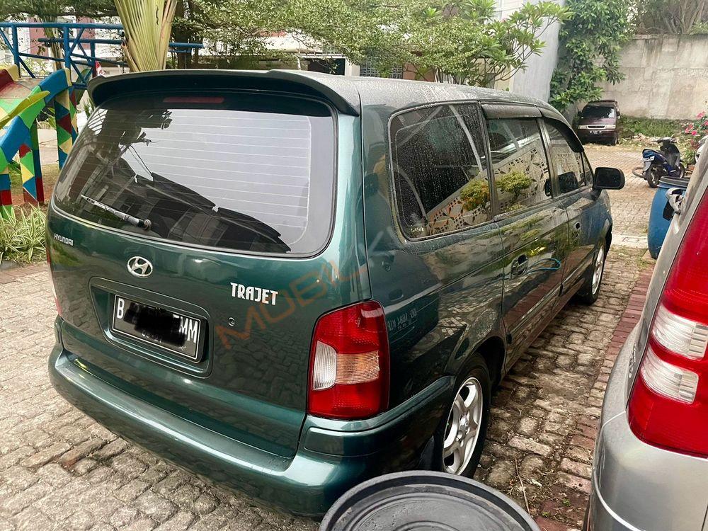 Mobil Hyundai Trajet 2001