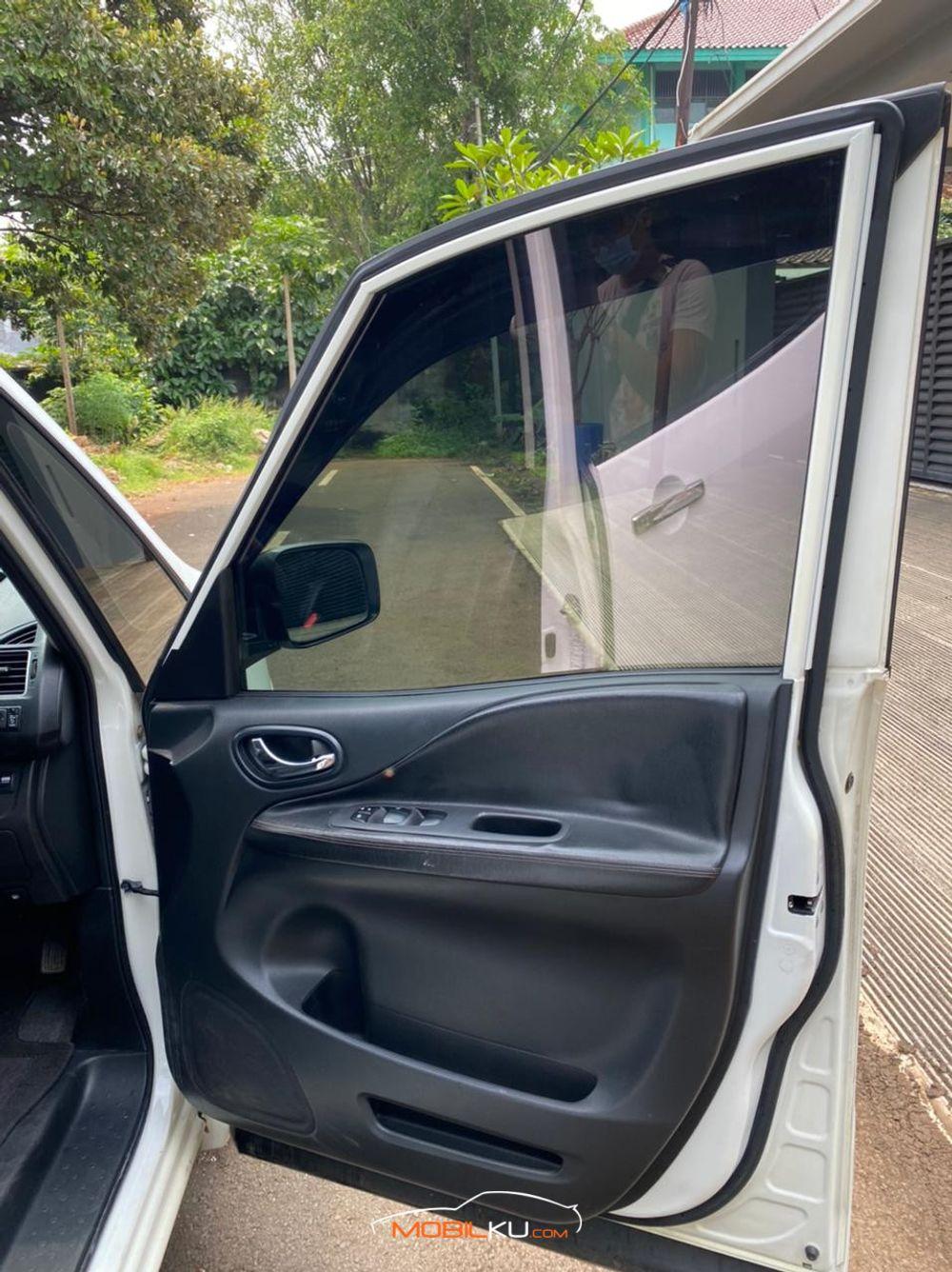 Mobil Nissan Serena 2013