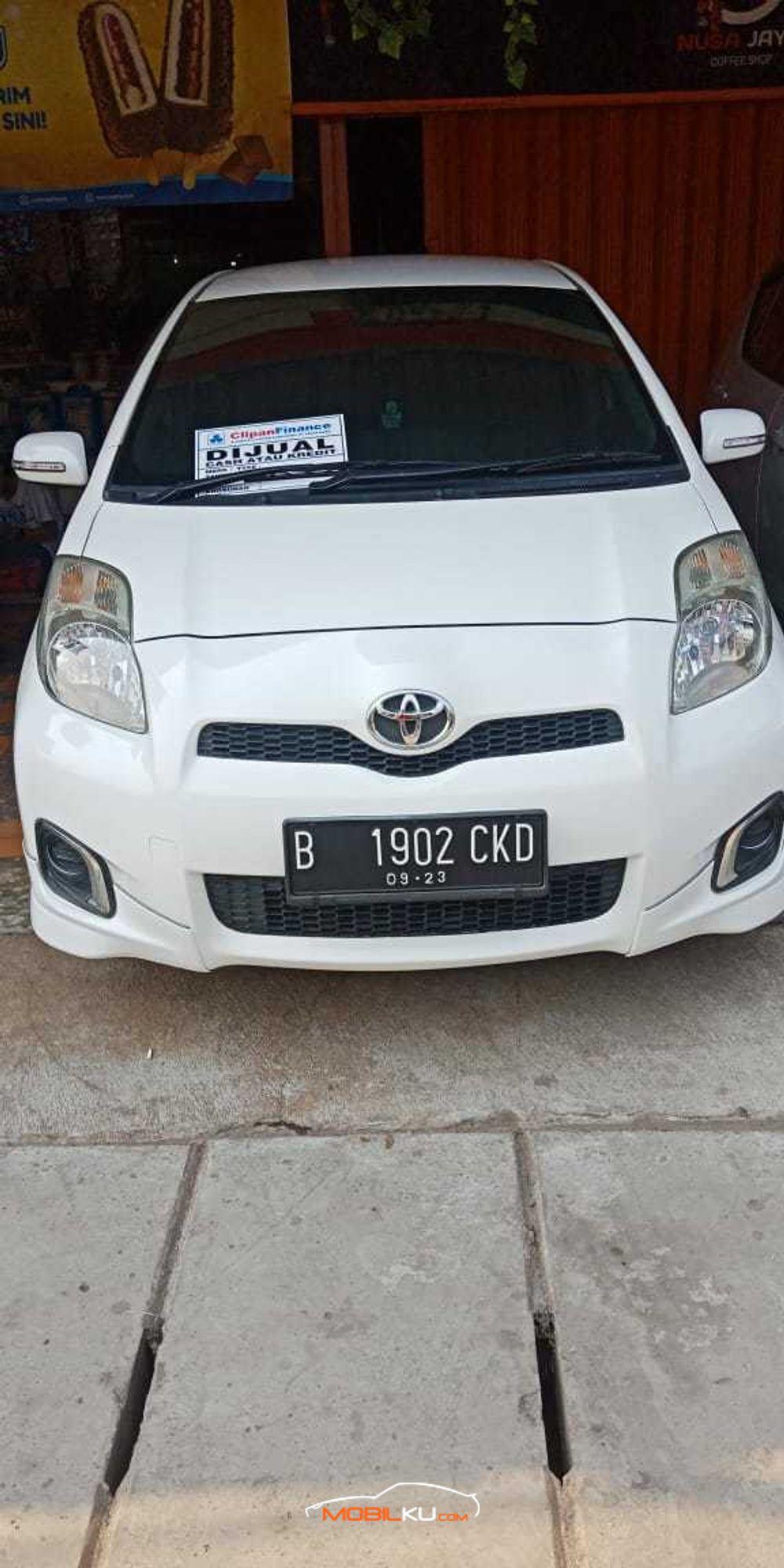 Mobil Toyota Yaris 2013