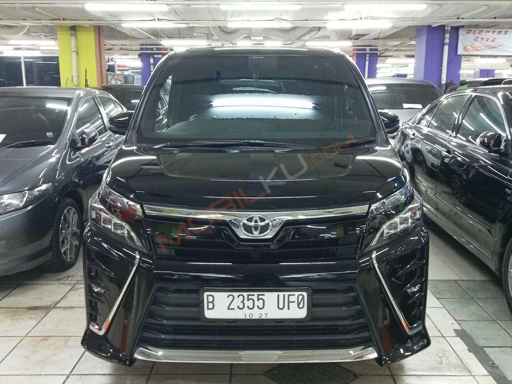 Mobil Toyota Voxy 2017