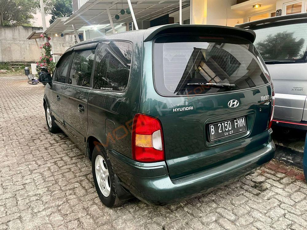 Mobil Hyundai Trajet 2001