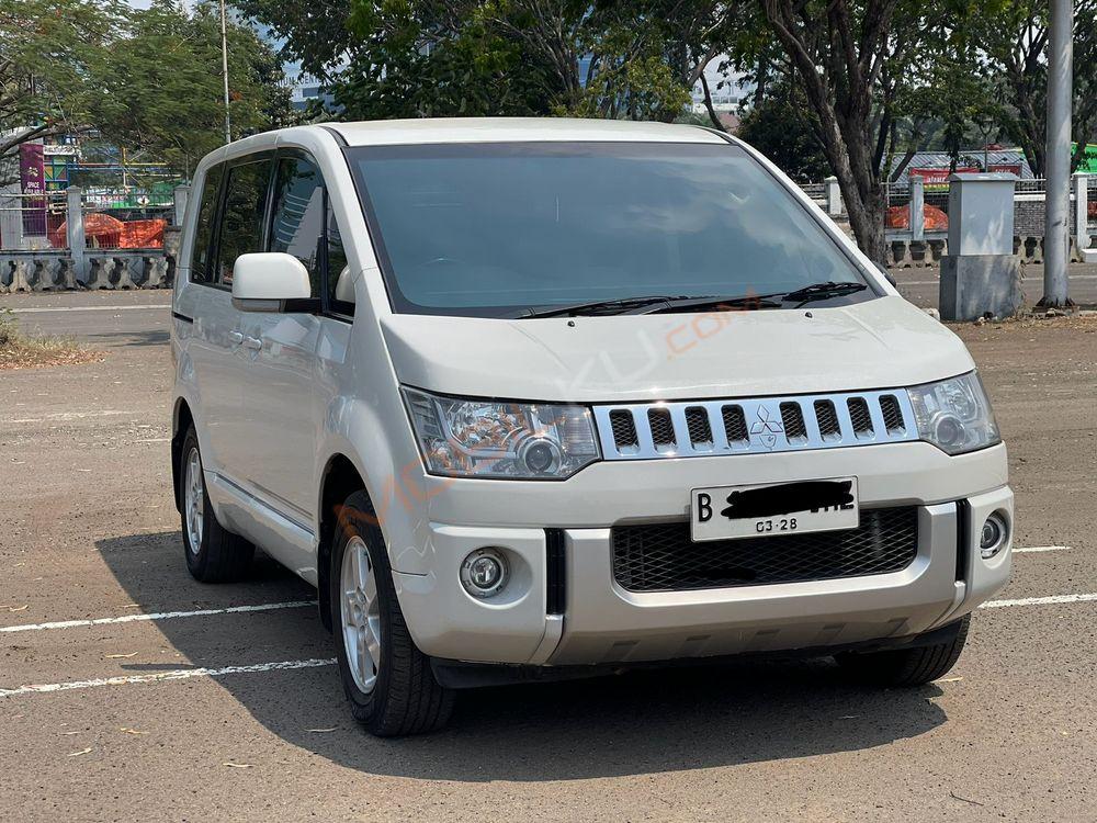 Mobil Mitsubishi Delica 2015