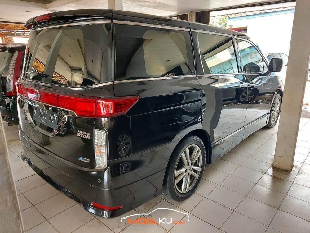 Mobil Nissan Elgrand 2011