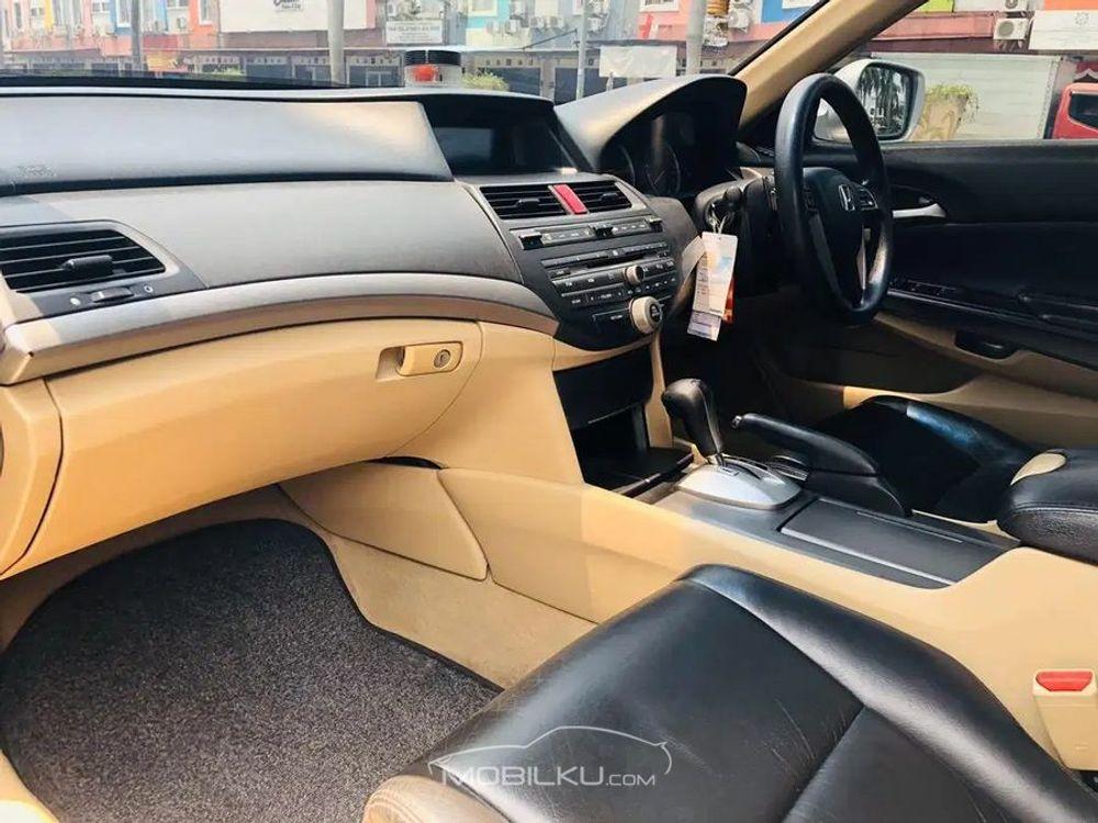 Mobil Honda Accord 2008