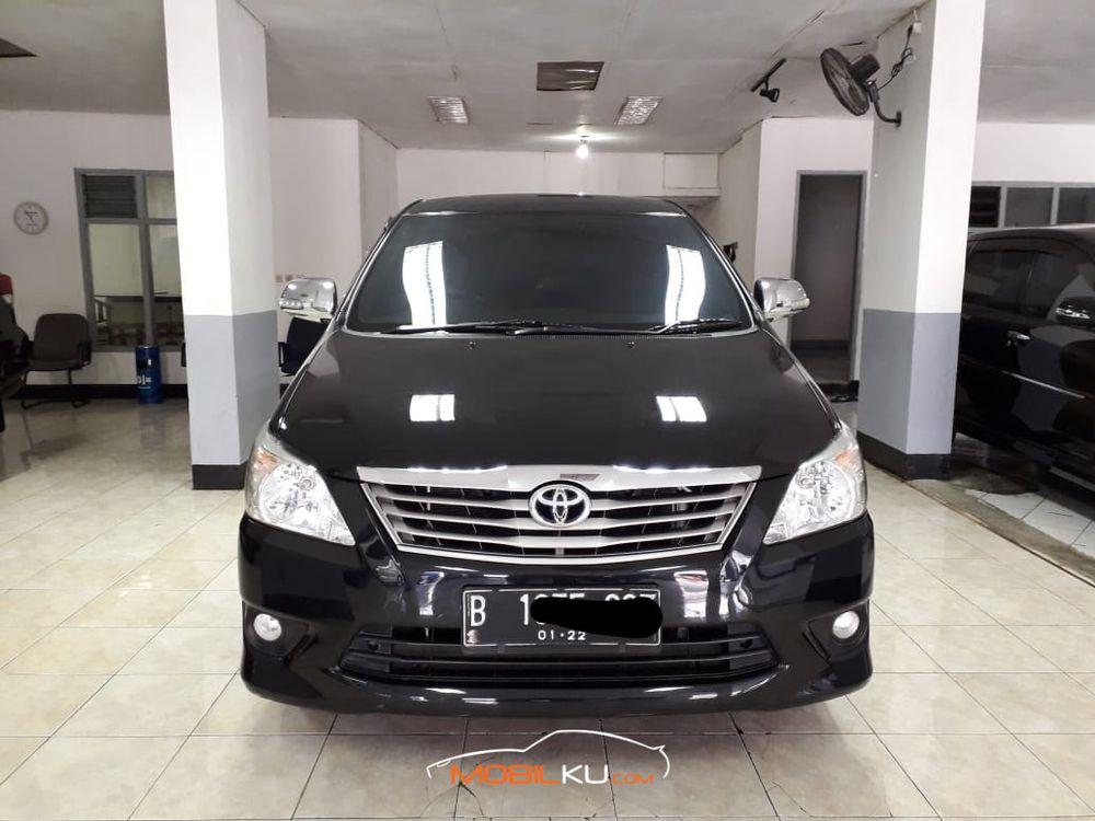 Mobil Toyota Kijang Innova 2012