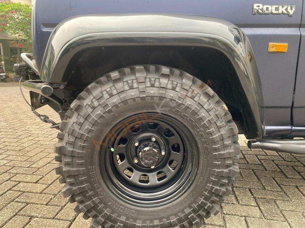 Mobil Daihatsu Taft 1998