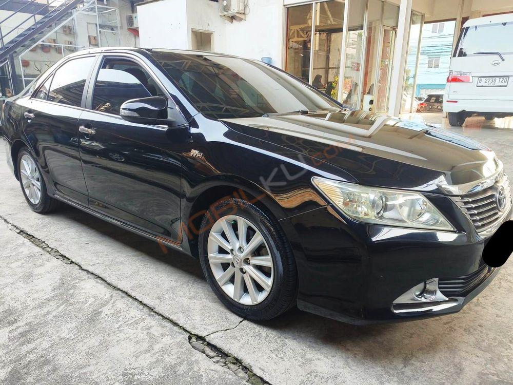 Mobil Toyota Camry 2013