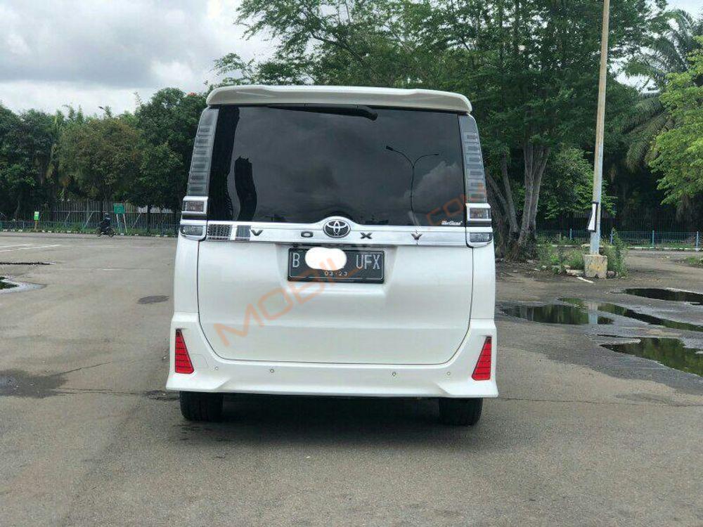 Mobil Toyota Voxy 2018