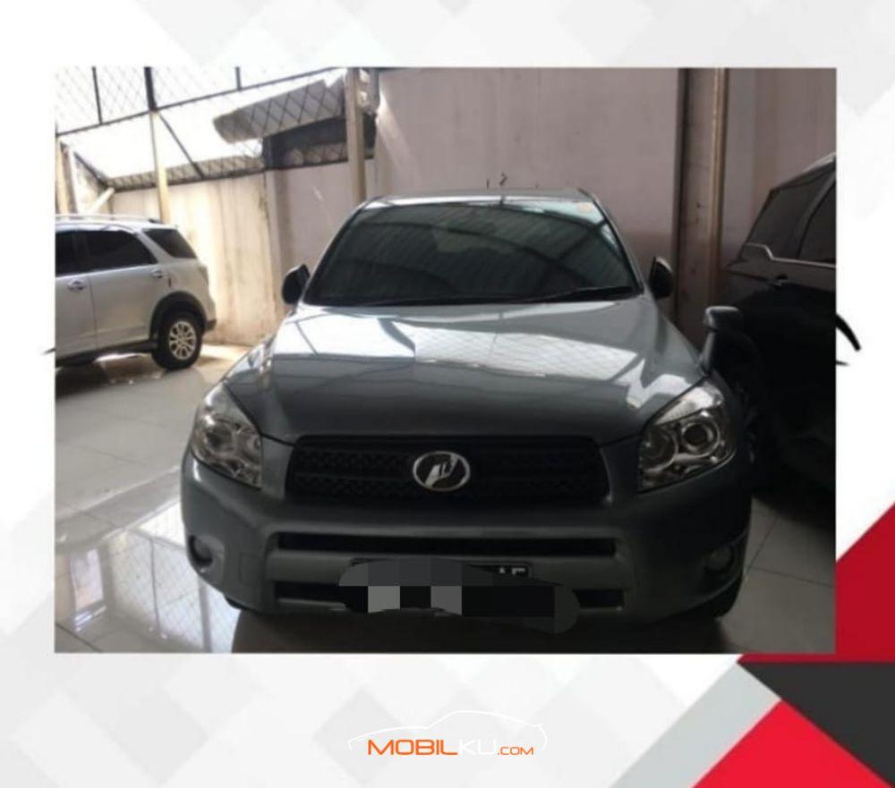 Mobil Toyota RAV4 2007