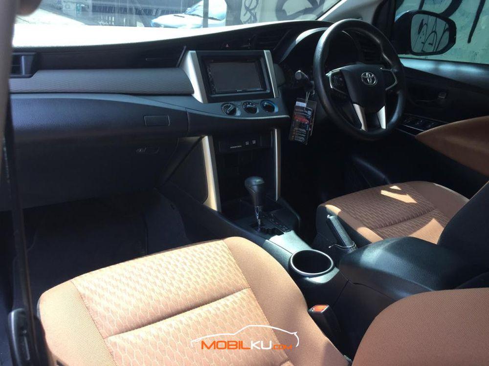 Mobil Toyota Kijang Innova 2016