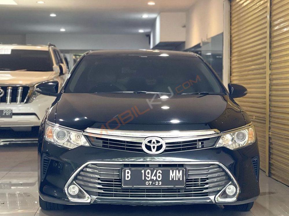Mobil Toyota Camry 2015