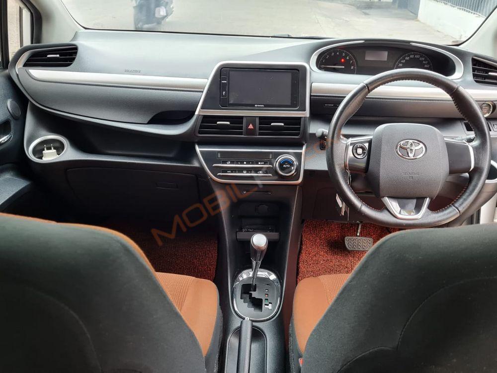 Mobil Toyota Sienta 2017