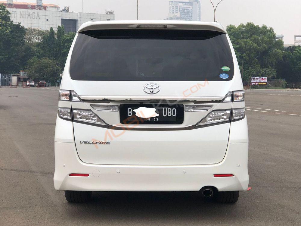 Mobil Toyota Vellfire 2013