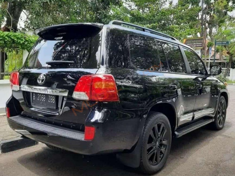 Mobil Toyota Land Cruiser 2012
