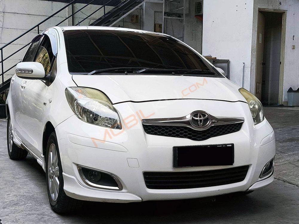 Mobil Toyota Yaris 2011