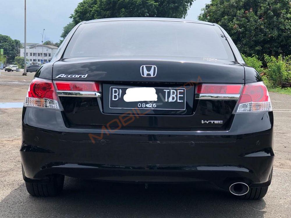 Mobil Honda Accord 2011