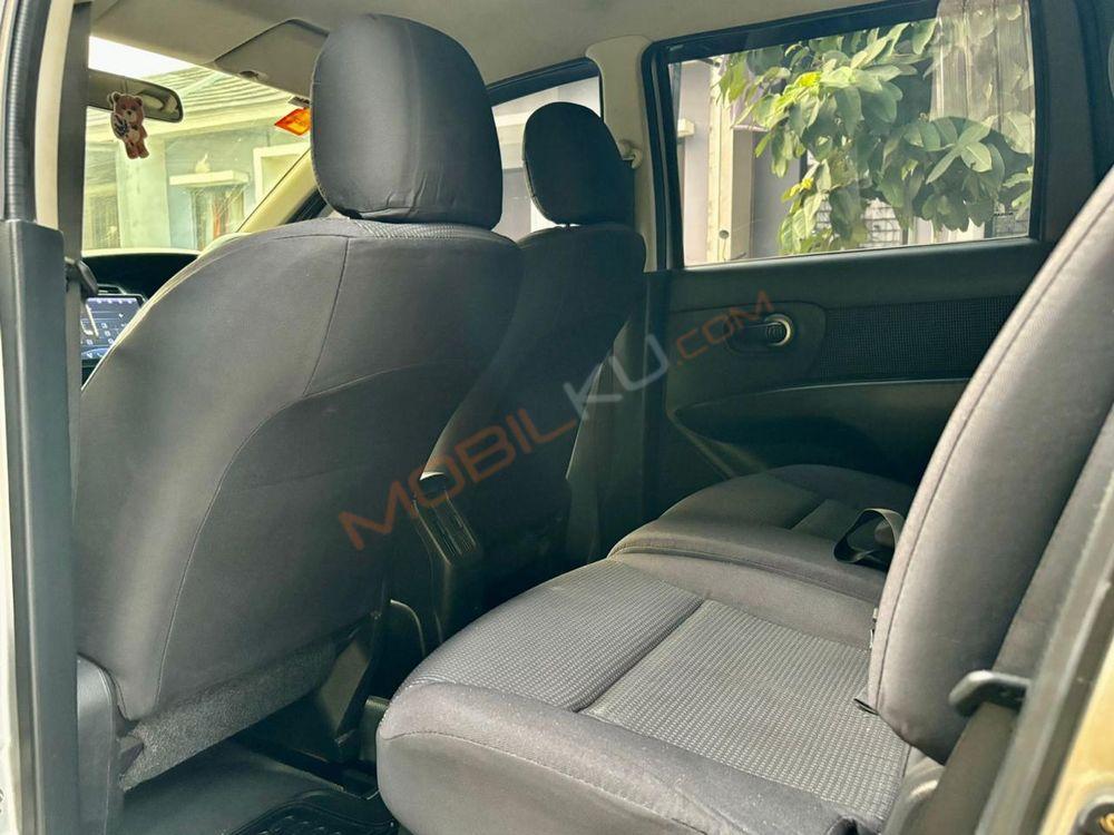 Mobil Nissan Grand Livina 2011