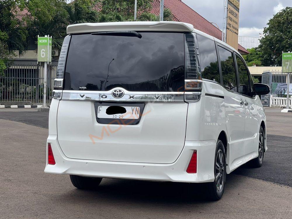 Mobil Toyota Voxy 2019