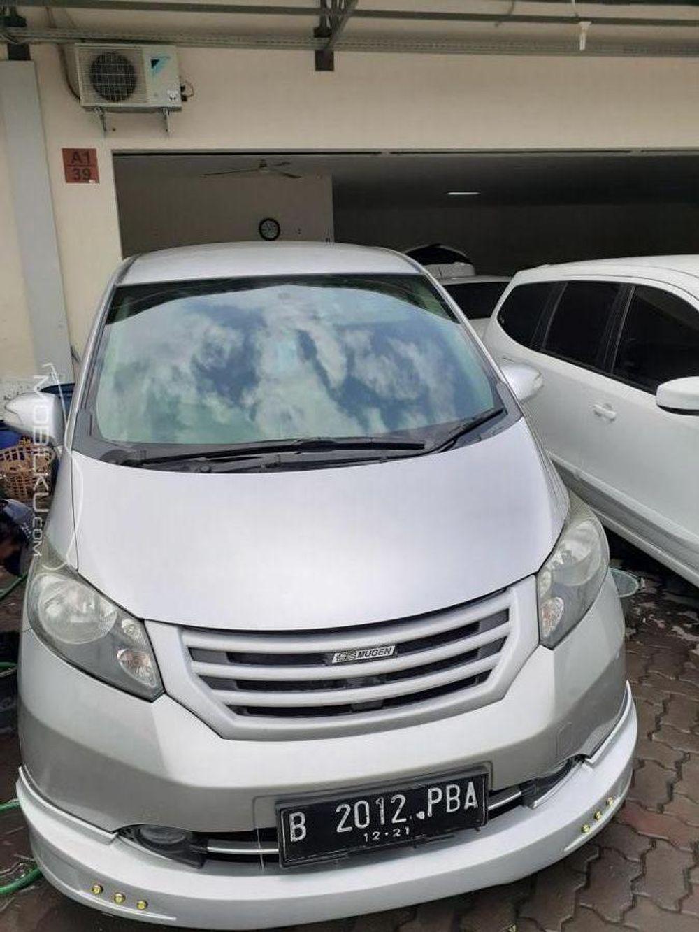Mobil Honda Freed 2011