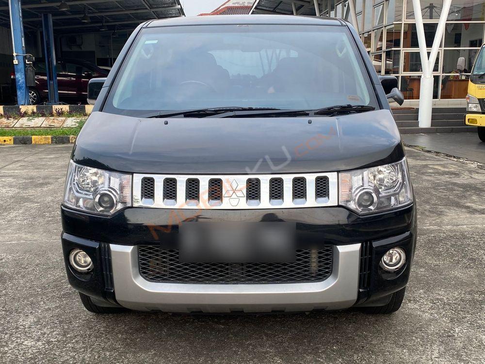 Mobil Mitsubishi Delica 2015