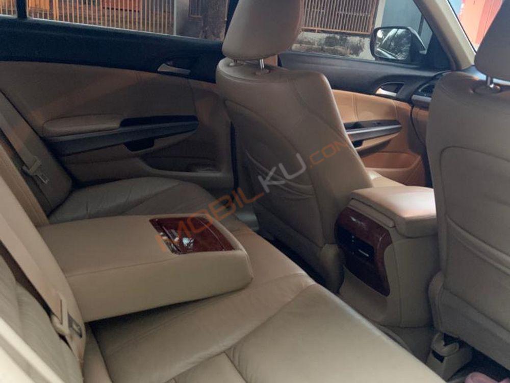 Mobil Honda Accord 2011