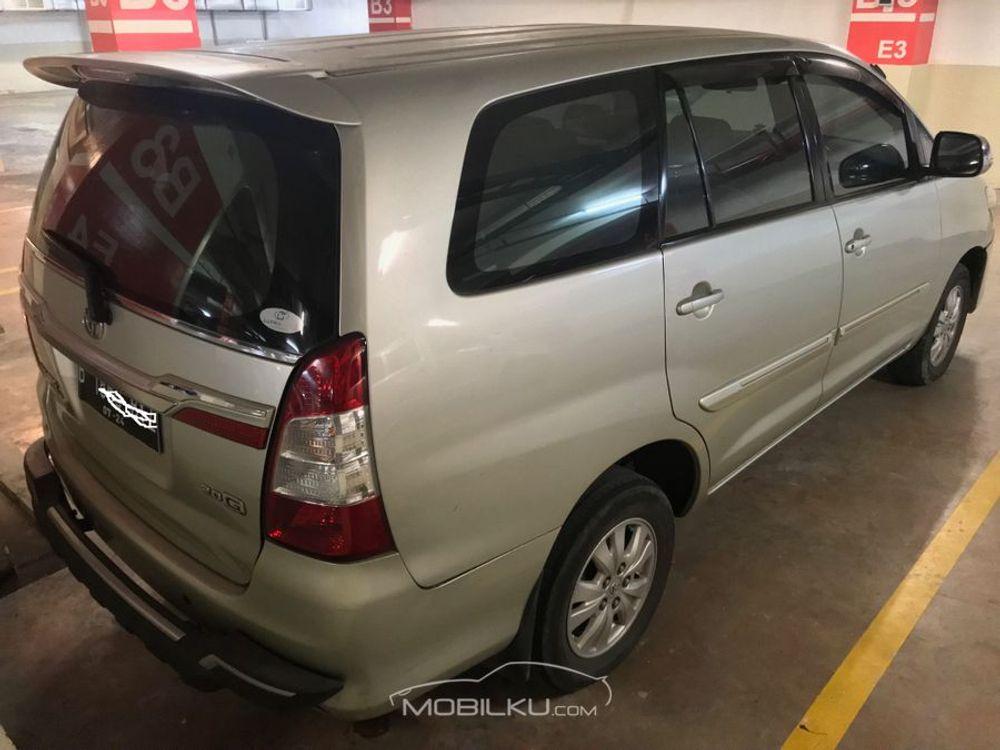 Mobil Toyota Kijang Innova 2014
